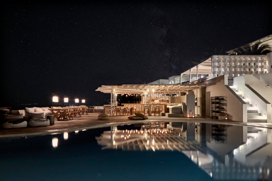 Μύκονος: Οι jet setters επιλέγουν το «νησί των ανέμων» και φέτος - Από τον Χιού Τζάκμαν στην Αλεσάντρα Αμπρόζιο