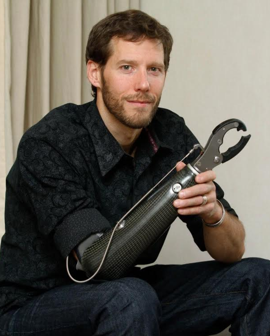 Αυτοακρωτηριασμός με σουγιά, βενζίνη στις πληγές, τρώγοντας πιθήκους: Συγκλονιστικές ιστορίες επιβίωσης