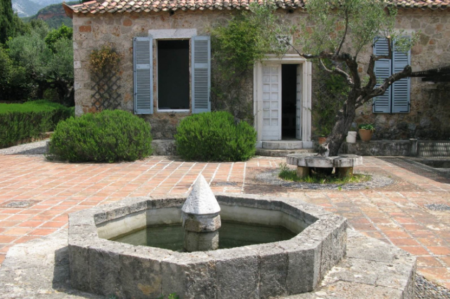 FT: Η Ελλάδα ετοιμάζεται να υποδεχθεί τουρίστες