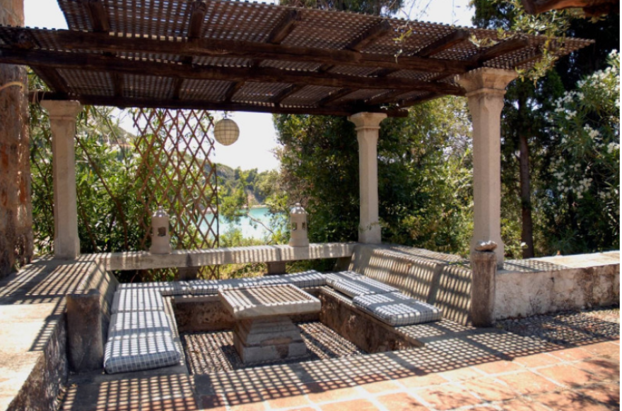 FT: Η Ελλάδα ετοιμάζεται να υποδεχθεί τουρίστες