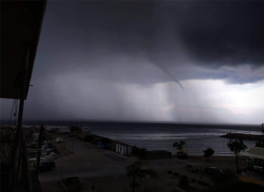 Εντυπωσιακός υδροσίφωνας στην Εύβοια - Δείτε βίντεο