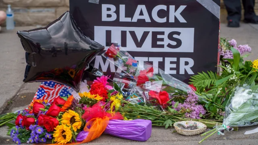 Σκληρές εικόνες: Φρικτός θάνατος Αφροαμερικανού στη Μινεσότα - Κατακραυγή για τους αστυνομικούς