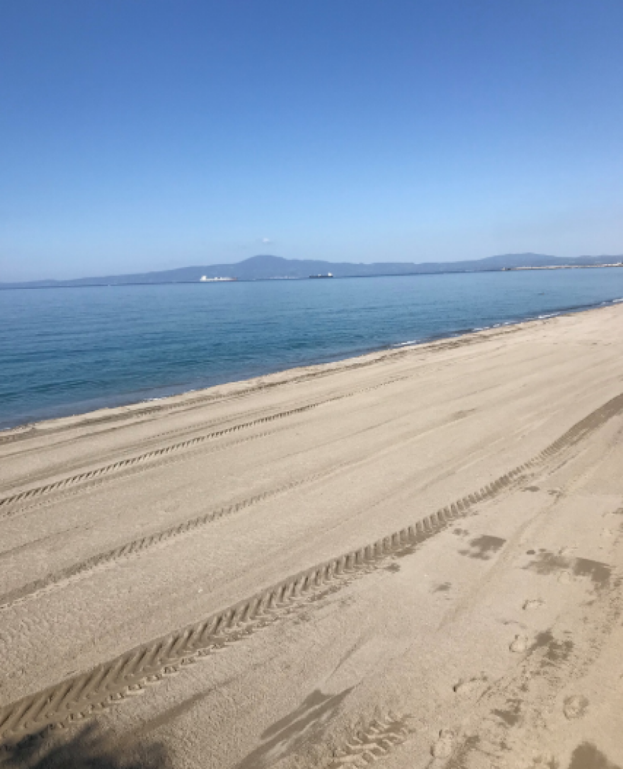 «Πόλεμος» στην Καλαμάτα για τα... βότσαλα και την άμμο σε παραλία 