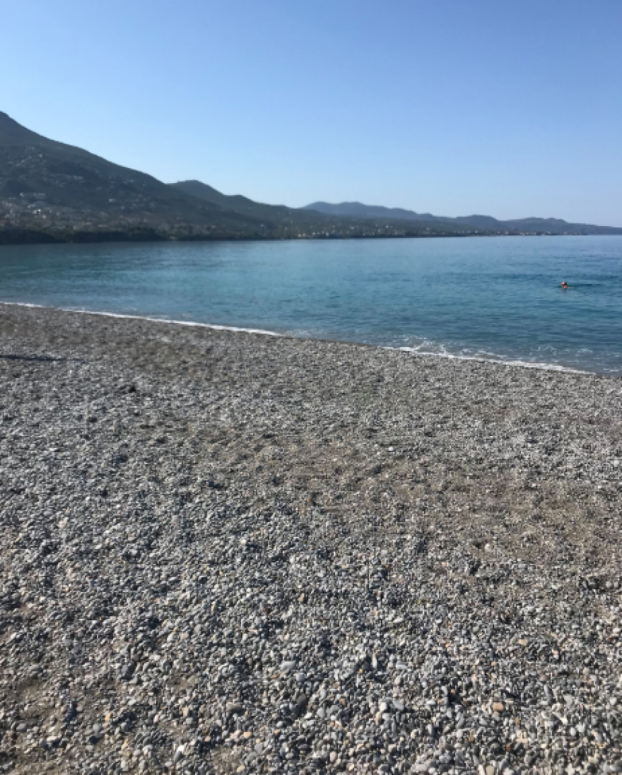 «Πόλεμος» στην Καλαμάτα για τα... βότσαλα και την άμμο σε παραλία 