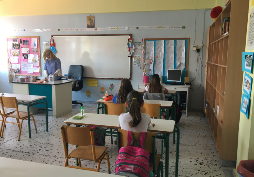 Πρώτο κουδούνι για δημοτικά με αποστάσεις και αντισηπτικά - Δείτε βίντεο και φωτογραφίες 
