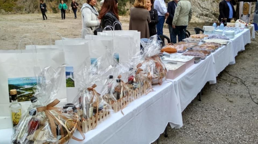 ΘΕΜΑ 104,6: Καλάθια με προϊόντα από την κοιλάδα του Αχελώου και άλλα δώρα για τους πιστούς ακροατές