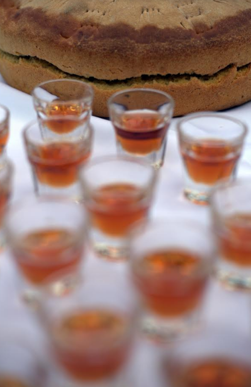 ΘΕΜΑ 104,6: Καλάθια με προϊόντα από την κοιλάδα του Αχελώου και άλλα δώρα για τους πιστούς ακροατές