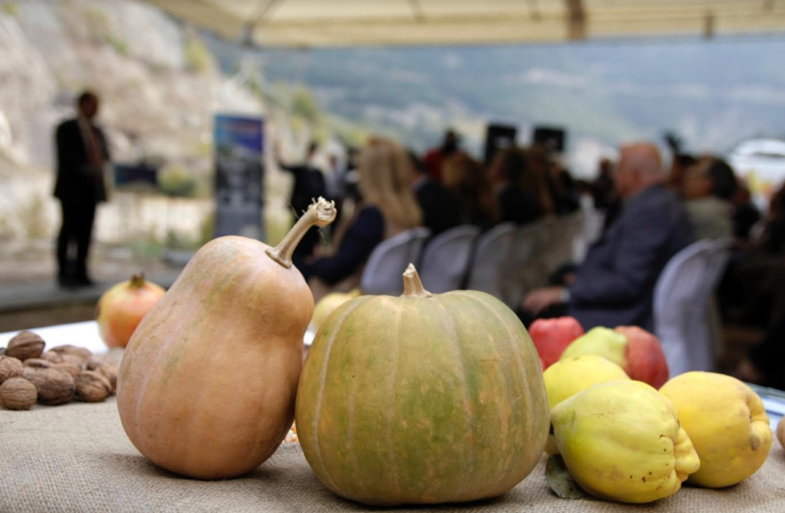ΘΕΜΑ 104,6: Καλάθια με προϊόντα από την κοιλάδα του Αχελώου και άλλα δώρα για τους πιστούς ακροατές