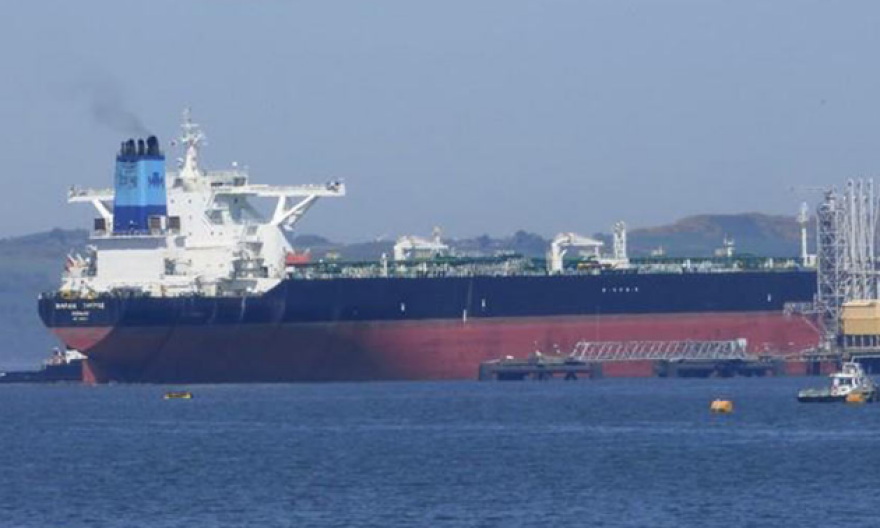 Φωτογραφίες: Όταν το δεξαμενόπλοιο «Ταύρος» ανταμώνει με τεράστιο ξιφία στο Καμερούν