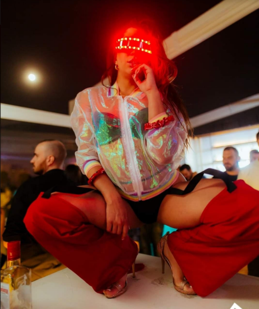 Γκάζι: Πάρτι «συνωστισμού» με ημίγυμνες χορεύτριες - Δείτε φωτογραφίες