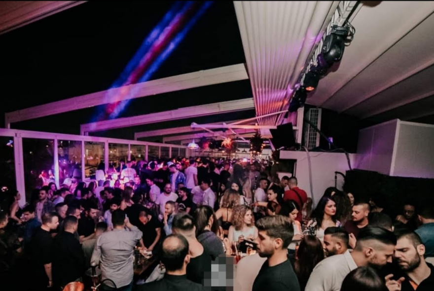 Γκάζι: Πάρτι «συνωστισμού» με ημίγυμνες χορεύτριες - Δείτε φωτογραφίες