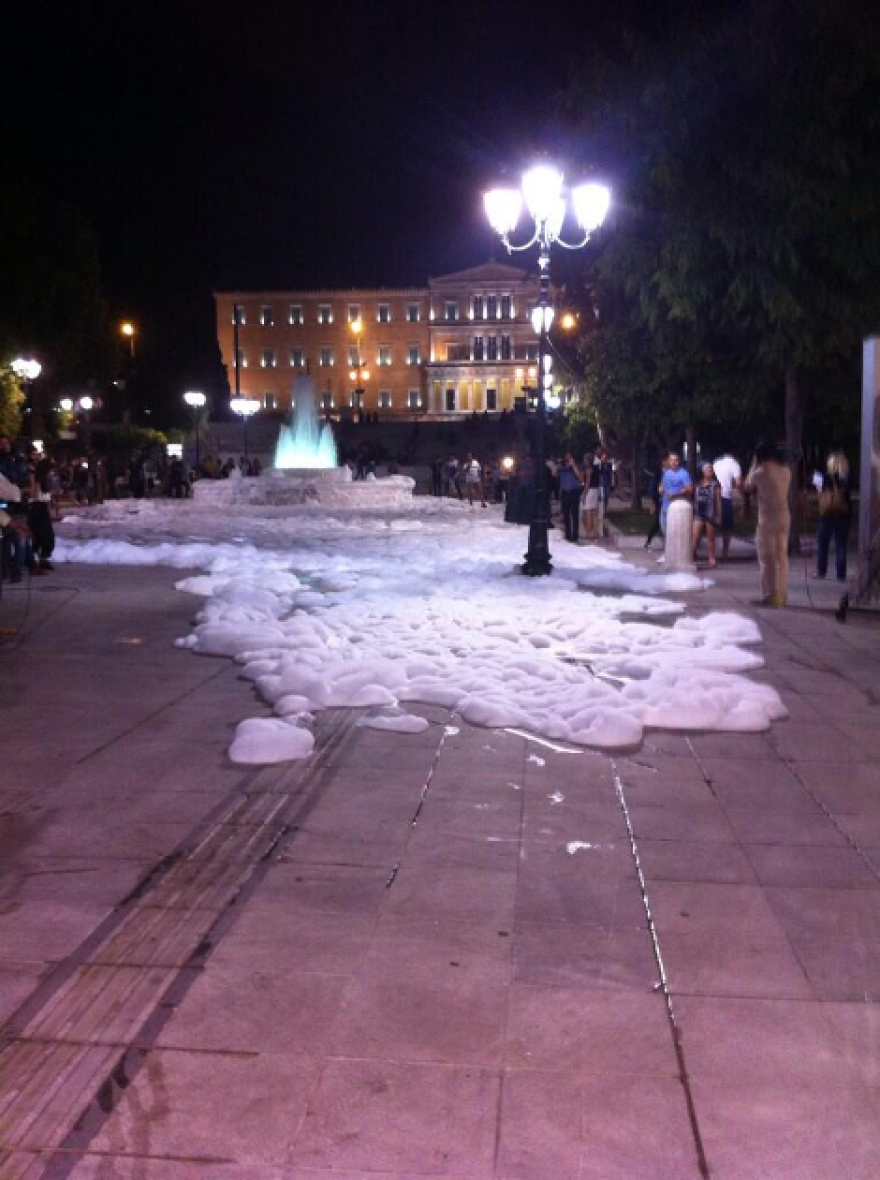 Το συντριβάνι της Ομόνοιας γέμισε... σαπουνάδες - Δείτε βίντεο 