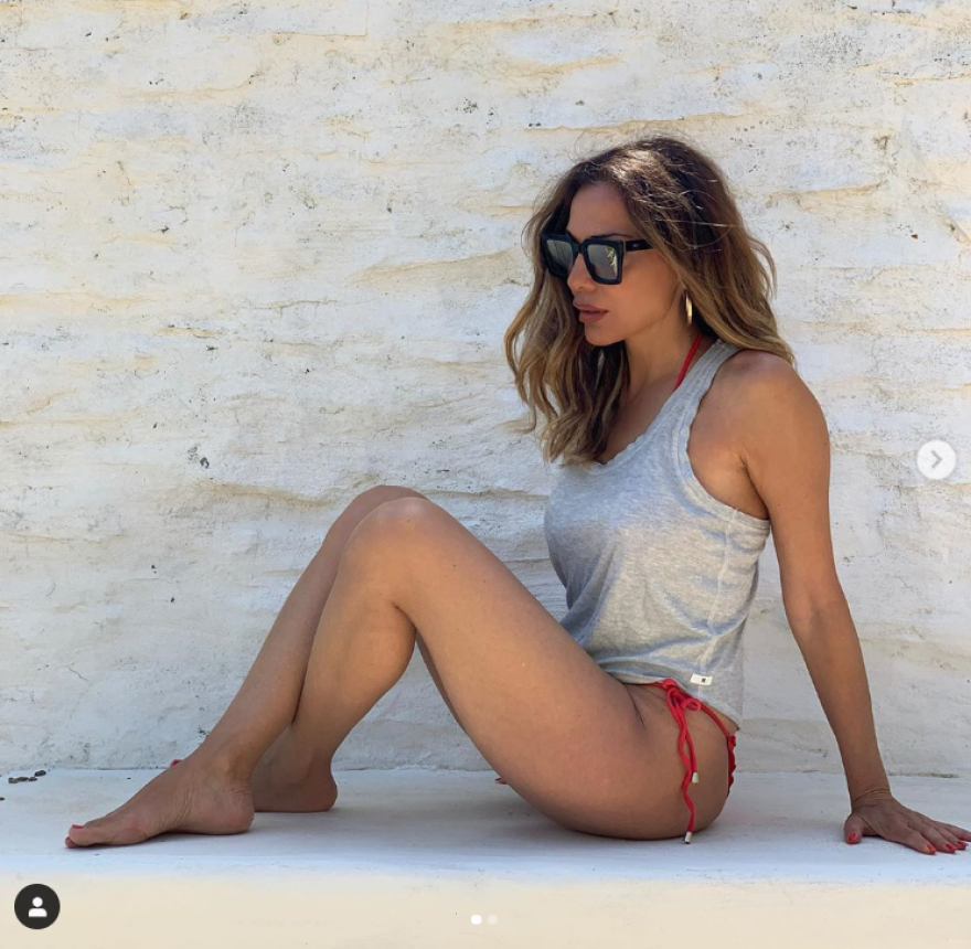 Η Δέσποινα Βανδή ποζάρει με το κόκκινο μπικίνι της