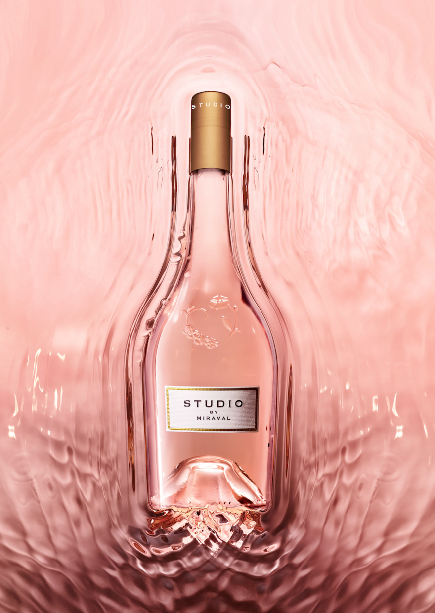 Μπραντ Πιτ: Το εξώφυλλο στο Paris Match και η ροζέ σαμπάνια