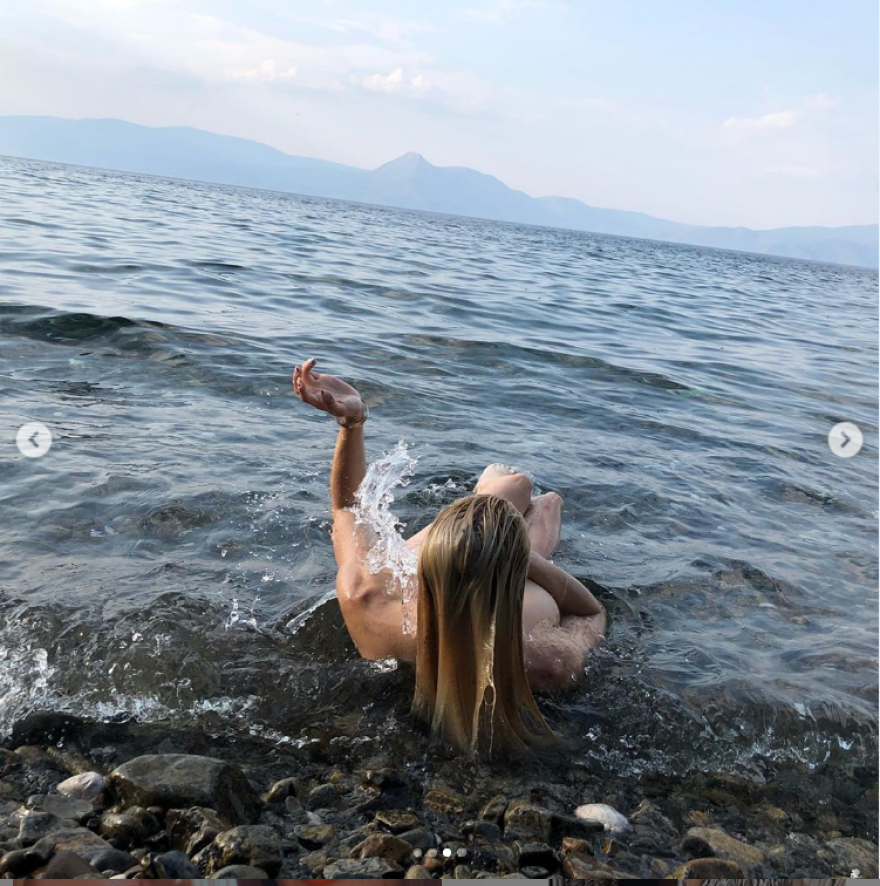 Η Ευρυδίκη Παπαδοπούλου του My Style Rocks ποζάρει ημίγυμνη στην παραλία