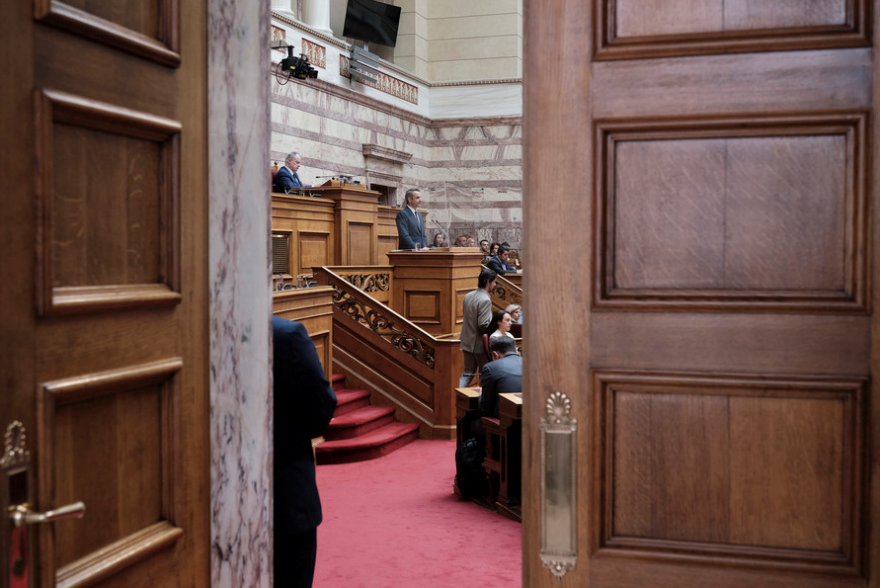 Φωτογραφίες από Βουλή: Τα πηγαδάκια, η ένταση, ο Παππάς και τα... κορδόνια του Τσίπρα