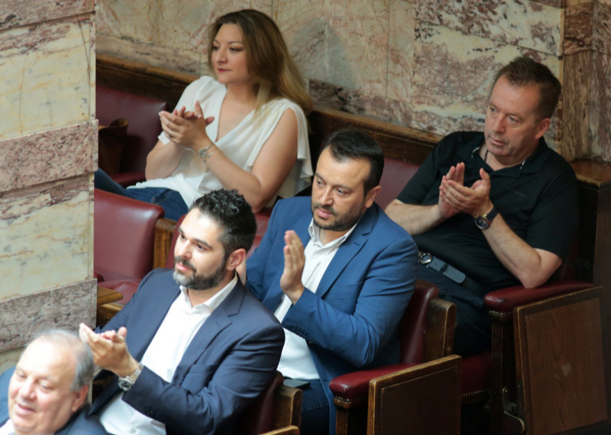 Φωτογραφίες από Βουλή: Τα πηγαδάκια, η ένταση, ο Παππάς και τα... κορδόνια του Τσίπρα