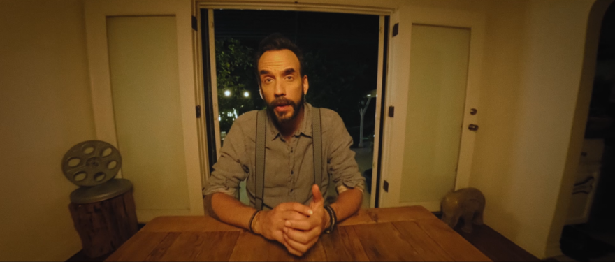 Πάνος Μουζουράκης: Αυτός και ο ξυρισμένος… άλλος του εαυτός στο καινούργιο του βιντεοκλίπ «Κάποτε»