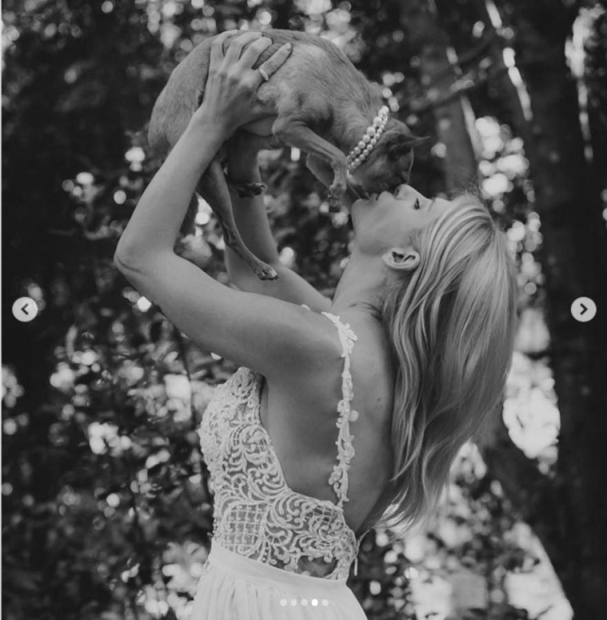 Η Ευρυδίκη Παπαδοπούλου του «My Style Rocks» φόρεσε νυφικό και... παντρεύτηκε τη σκυλίτσα της