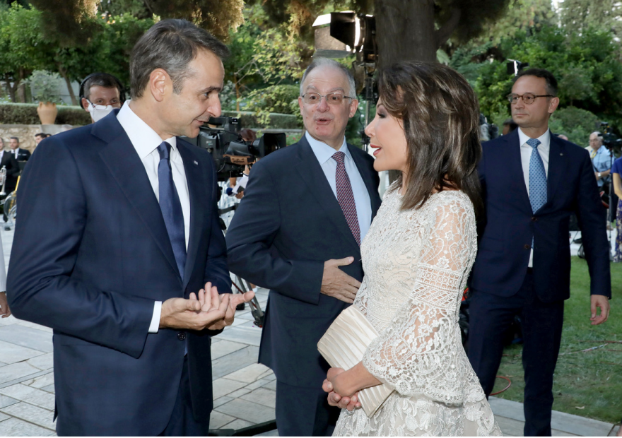 Προεδρικό Μέγαρο: Τι φόρεσαν οι κυρίες - Ποιες στιλιστικές επιλογές ξεχώρισαν (φωτό)