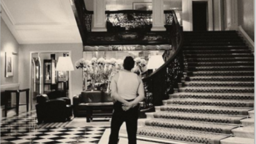 Rolling Stones: Στο εμβληματικό Claridge’s του Λονδίνου γυρίστηκε το βιντεοκλίπ για το νέο τους τραγούδι «Scarlet»