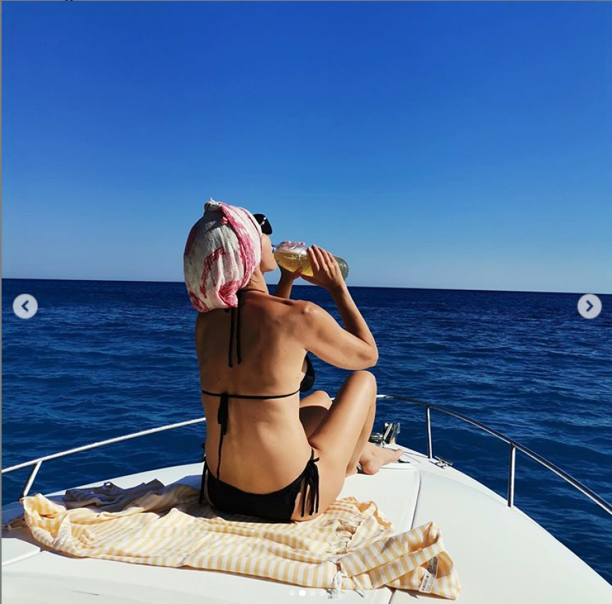 Μαρία Ναυπλιώτου: Καλλίγραμμη και σικ στην Κρήτη