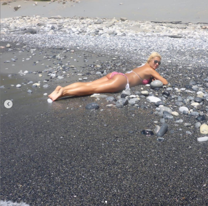 Φωτογραφίες: Η Ελένη Μενεγάκη ποζάρει μπρούμυτα στην παραλία