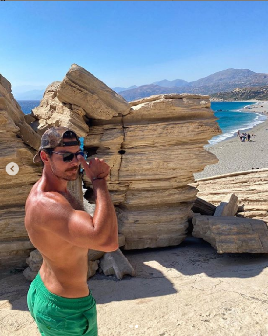 Άγριες Μέλισσες: O «Κωνσταντής» ποζάρει μόνο με το μαγιό του