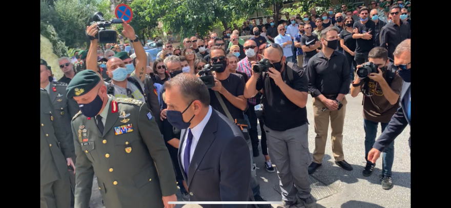 Θρήνος στην κηδεία του άτυχου αλεξιπτωτιστή που σκοτώθηκε μετά από πτώση