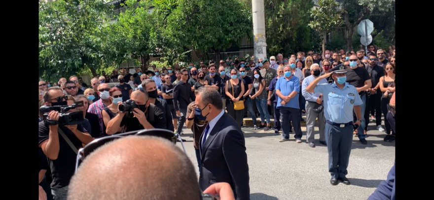 Θρήνος στην κηδεία του άτυχου αλεξιπτωτιστή που σκοτώθηκε μετά από πτώση