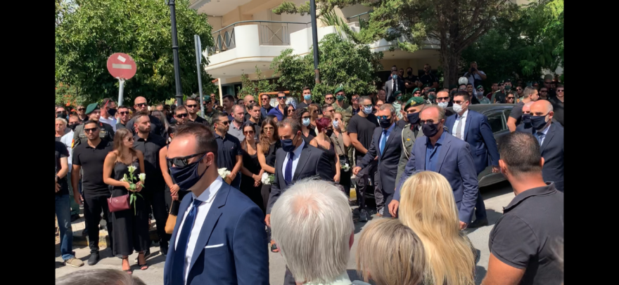 Θρήνος στην κηδεία του άτυχου αλεξιπτωτιστή που σκοτώθηκε μετά από πτώση