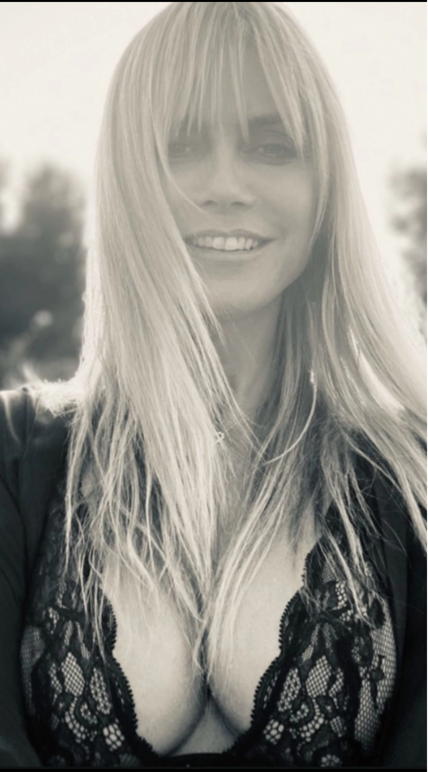 Φωτογραφία: Η Χάιντι Κλουμ ημίγυμνη και τόπλες ποτίζει τα φυτά της