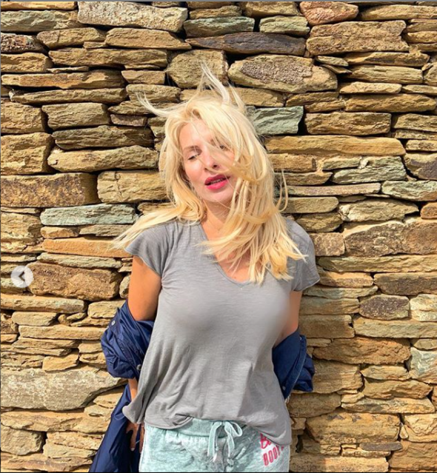 Ελένη Μενεγάκη: Ακόμα και με φόρμα και t-shirt είναι σέξι