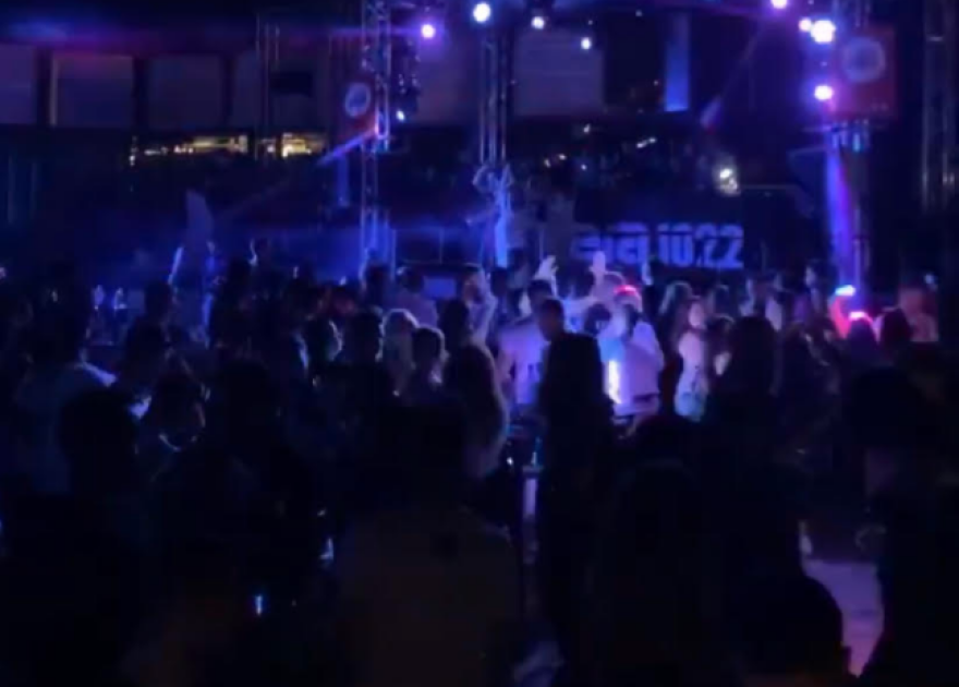 Κορωνοϊός: Τα πάρτι... καλά κρατούν στην Αττική - Συνωστισμός σε μαγαζί στην παραλιακή 