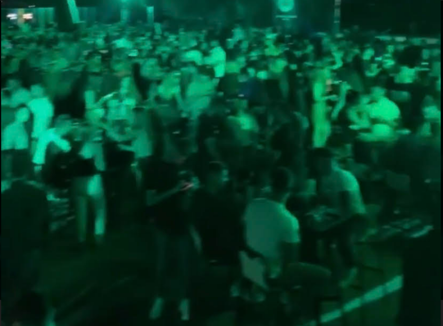 Κορωνοϊός: Τα πάρτι... καλά κρατούν στην Αττική - Συνωστισμός σε μαγαζί στην παραλιακή 