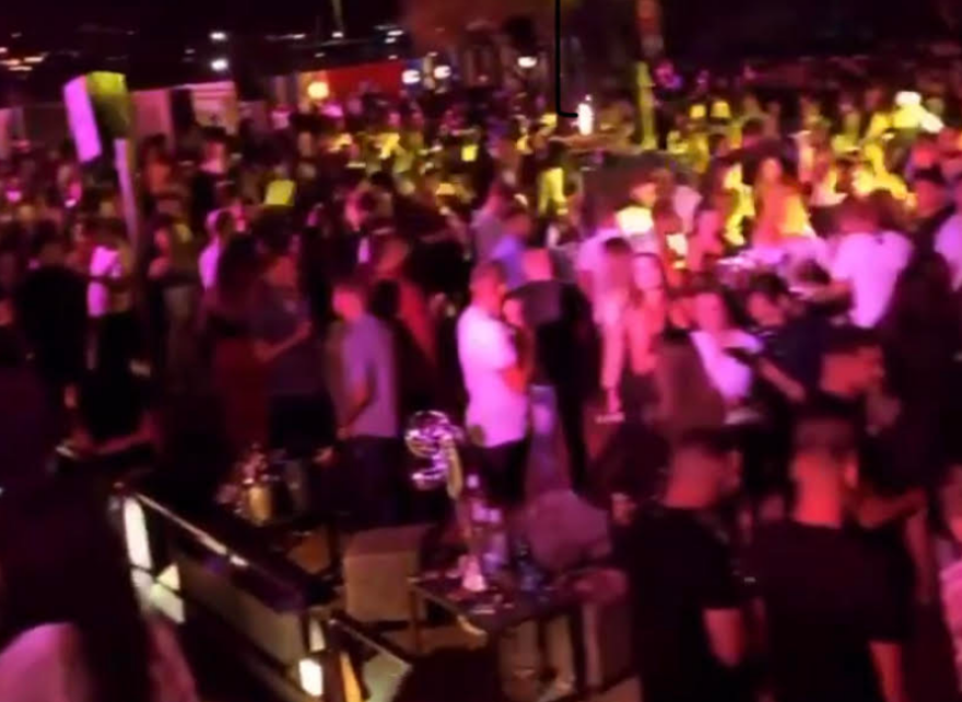 Κορωνοϊός: Τα πάρτι... καλά κρατούν στην Αττική - Συνωστισμός σε μαγαζί στην παραλιακή 