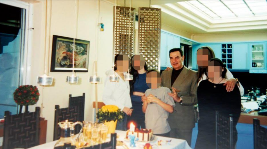 Φωτογραφίες-ντοκουμέντο: Δείτε πώς η ΕΥΠ παρακολουθούσε τον γάμο της κόρης Καραβέλα