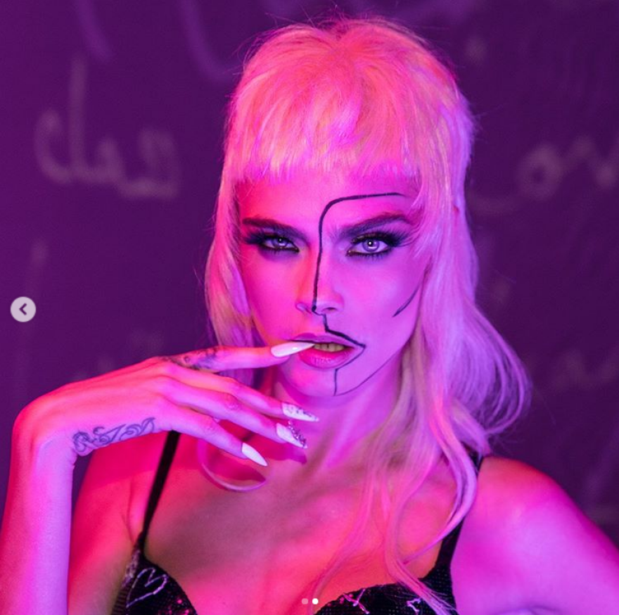 Ριάνα: «Μάζεψε» στην επίδειξη εσωρούχων της τα πιο... κακά κορίτσια - Δείτε βίντεο και φωτογραφίες