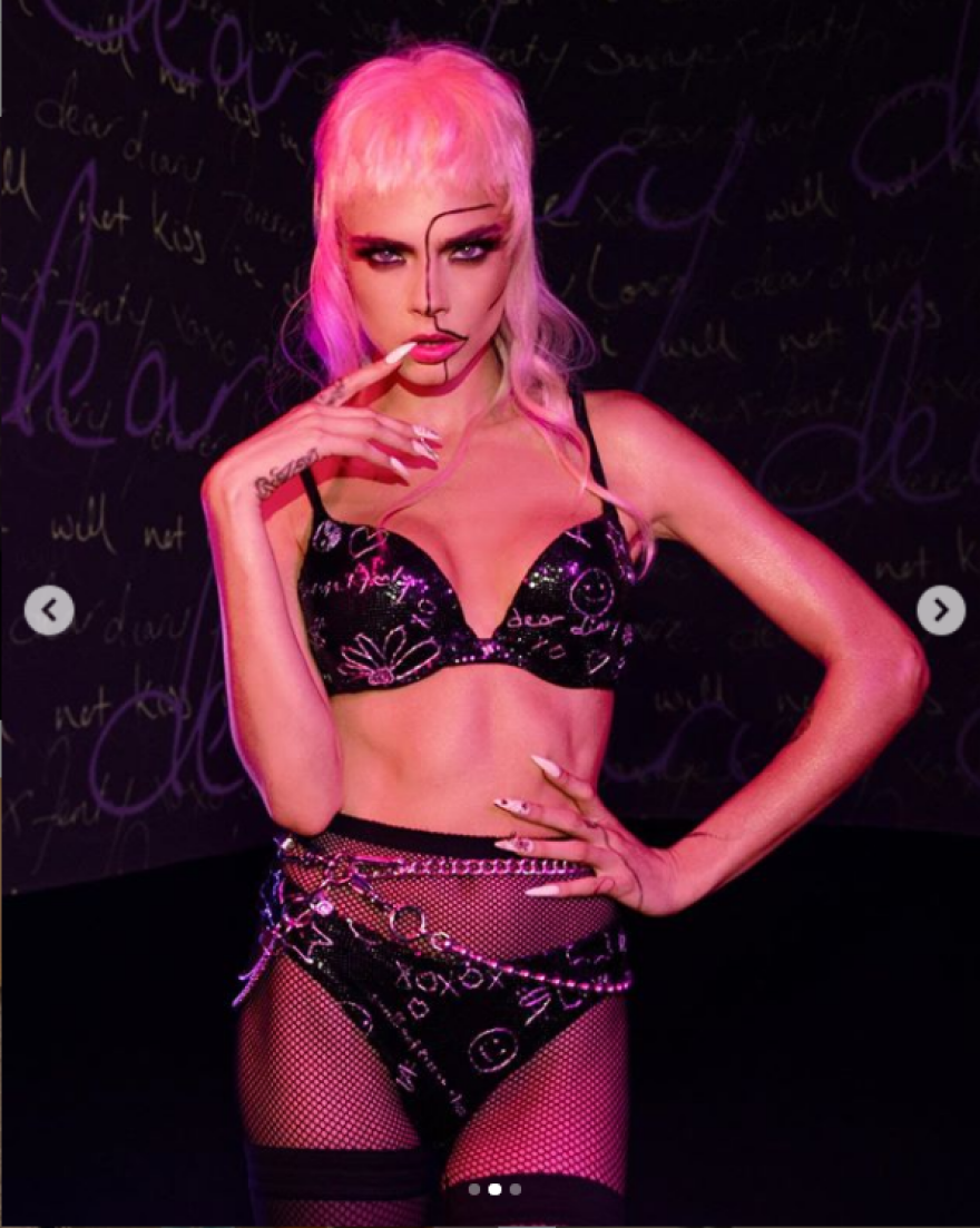 Ριάνα: «Μάζεψε» στην επίδειξη εσωρούχων της τα πιο... κακά κορίτσια - Δείτε βίντεο και φωτογραφίες