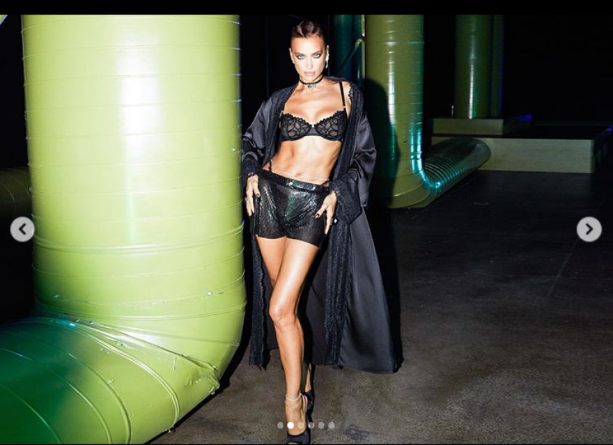 Ιρίνα Σάικ: Φωτογραφίζεται μπροστά στον καθρέφτη με ροζ κορμάκι και ζαρτιέρες