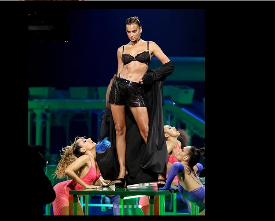 Ιρίνα Σάικ: Φωτογραφίζεται μπροστά στον καθρέφτη με ροζ κορμάκι και ζαρτιέρες