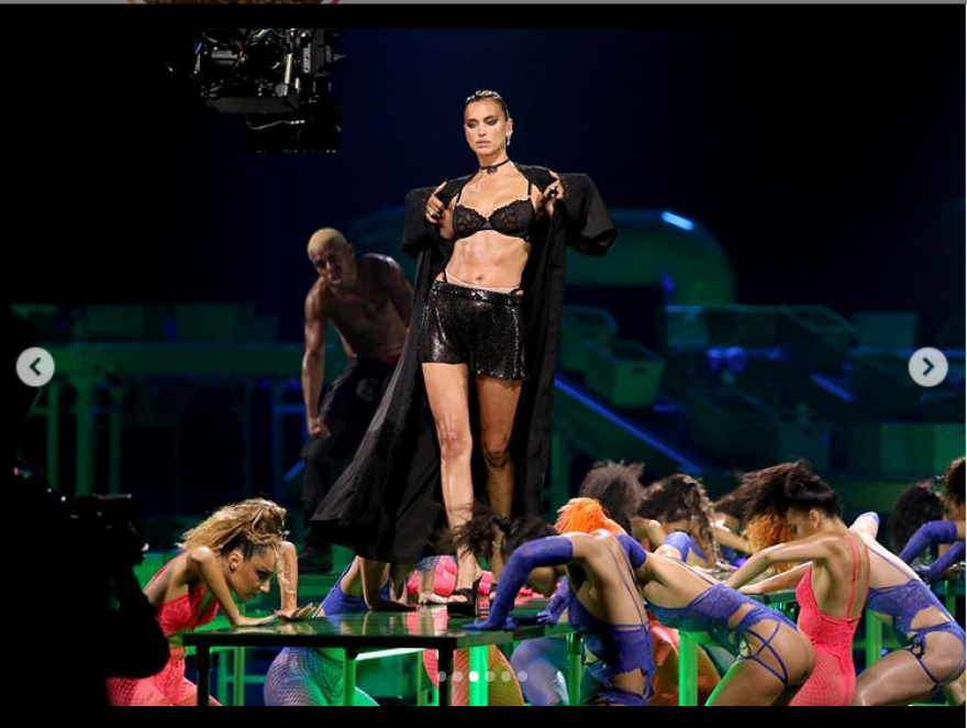 Ιρίνα Σάικ: Φωτογραφίζεται μπροστά στον καθρέφτη με ροζ κορμάκι και ζαρτιέρες