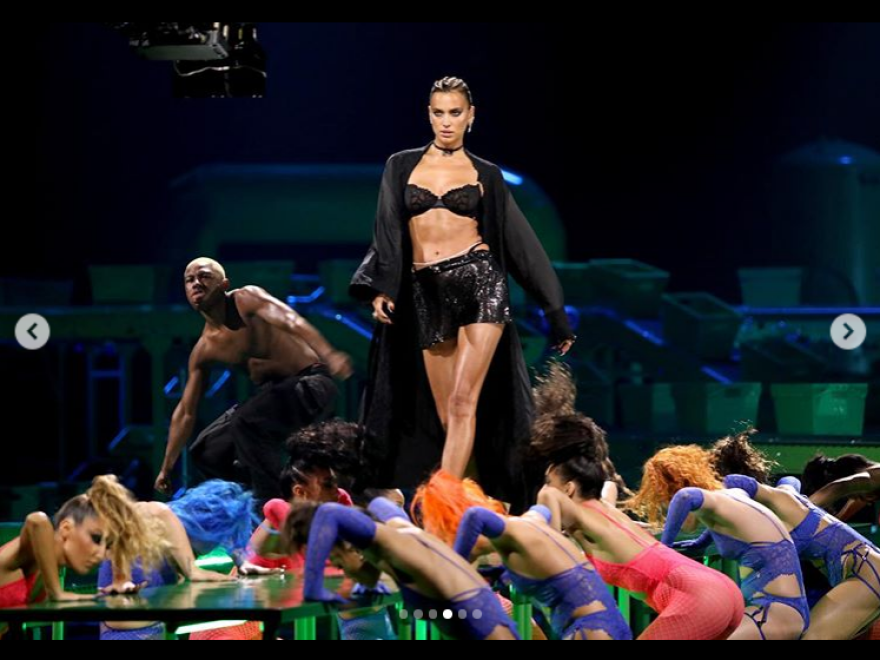 Ιρίνα Σάικ: Φωτογραφίζεται μπροστά στον καθρέφτη με ροζ κορμάκι και ζαρτιέρες