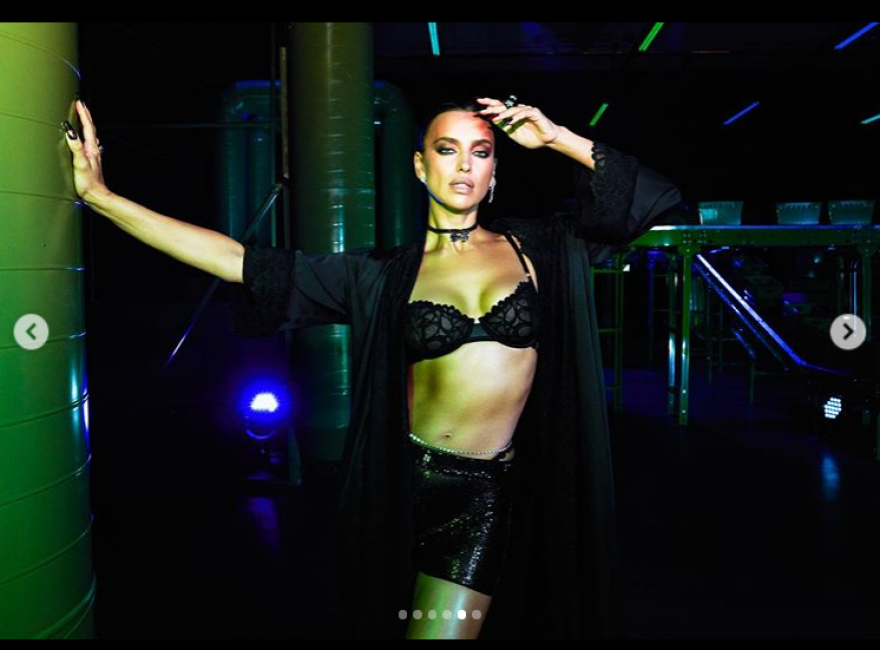 Ιρίνα Σάικ: Φωτογραφίζεται μπροστά στον καθρέφτη με ροζ κορμάκι και ζαρτιέρες