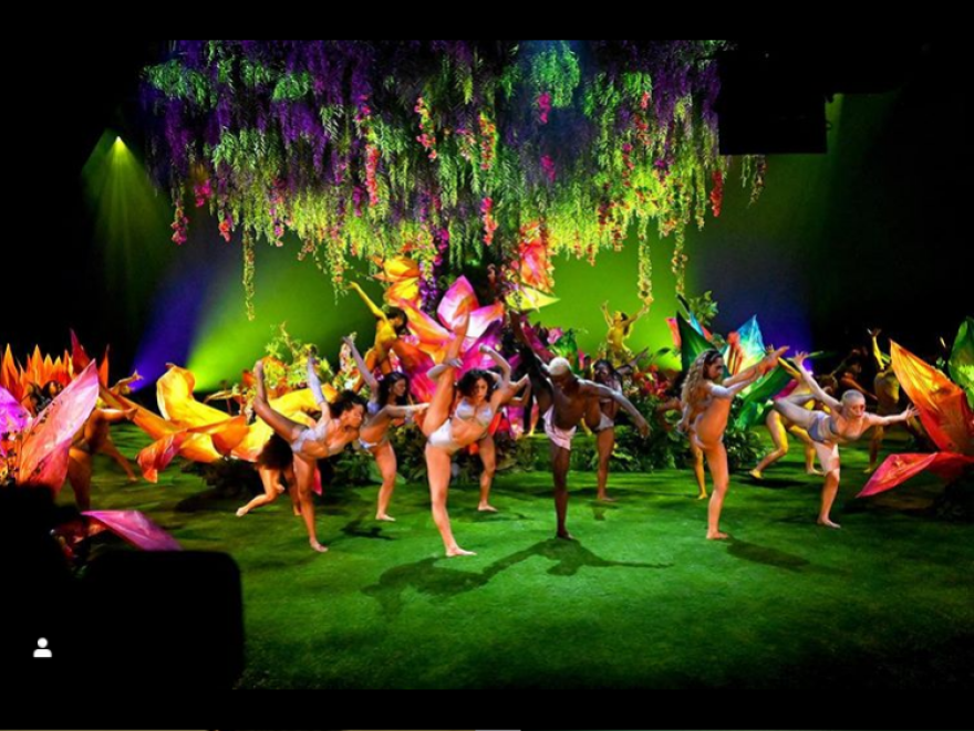 Ριάνα: «Μάζεψε» στην επίδειξη εσωρούχων της τα πιο... κακά κορίτσια - Δείτε βίντεο και φωτογραφίες