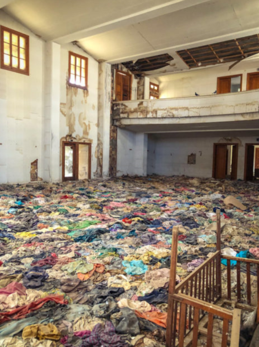 Αμμόχωστος: Ιστορία σε στοίβες από ρούχα - Συγκλονιστικές εικόνες