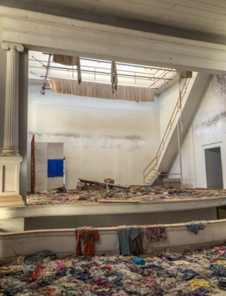 Αμμόχωστος: Ιστορία σε στοίβες από ρούχα - Συγκλονιστικές εικόνες