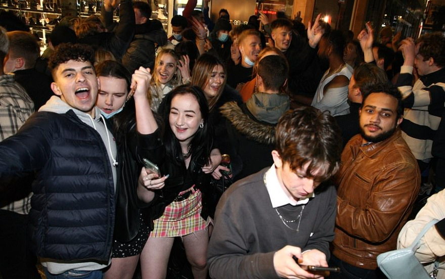 Βρετανία: Τρία επίπεδα lockdown ανακοινώνει ο Μπόρις Τζόνσον - Δείτε σχετικούς χάρτες