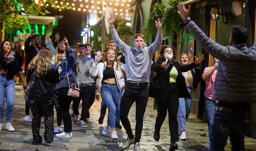 Βρετανία: Τρία επίπεδα lockdown ανακοινώνει ο Μπόρις Τζόνσον - Δείτε σχετικούς χάρτες