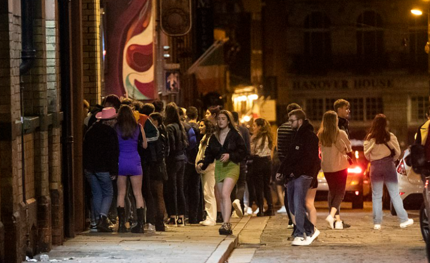 Βρετανία: Τουλάχιστον 100.000 ζωές θα σωθούν με ένα lockdown δυο εβδομάδων - Χαμός στο Λίβερπουλ